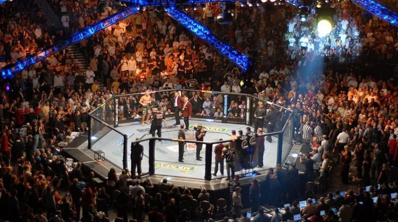 Скандал на UFC 267: российского рефери отстранили от работы после спорного решения