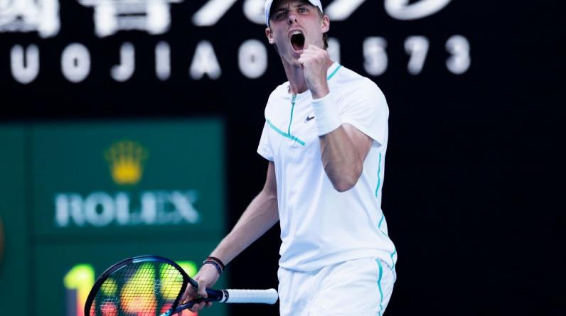 Шаповалов обыграл Зверева и сыграет с Надалем в четвертьфинале Australian Open