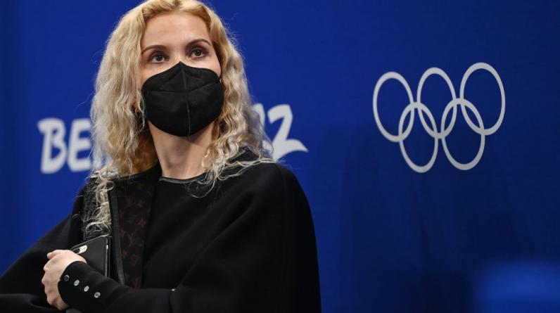 Тутберидзе поддержала дочь Диану Дэвис во время проката на Олимпиаде-2022