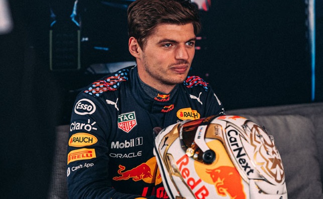 Ферстаппен о Хэмилтоне и «Феррари»: «Может, он так набивает себе цену»