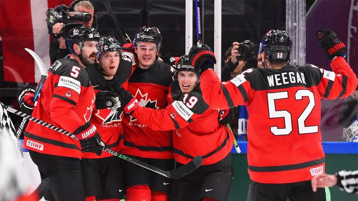Сборная Канады вышла в финал чемпионата мира по хоккею