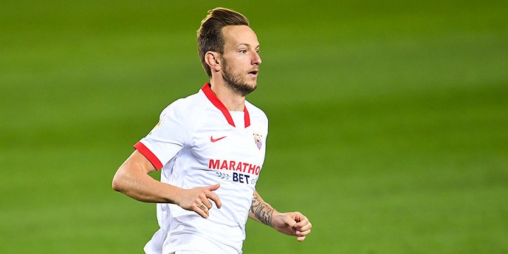 Ракитич поднял кубок Лиги Европы с футболкой в поддержку вратаря ПСЖ Рико