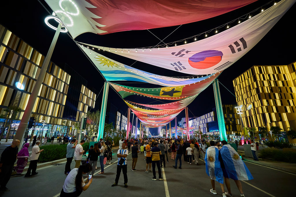 Атмосфера возле стадиона в Лусаиле