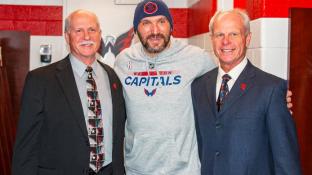 Овечкин подарил сыновьям Горди Хоу клюшки с автографами