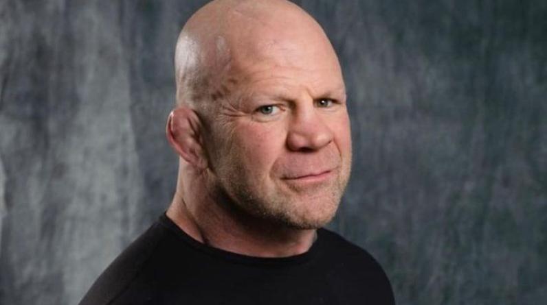 Американца с российским паспортом Монсона вырубили запрещенным приемом в прощальном бою