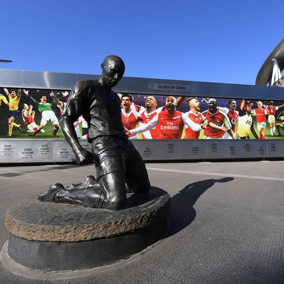 Статуя Тьерри Анри