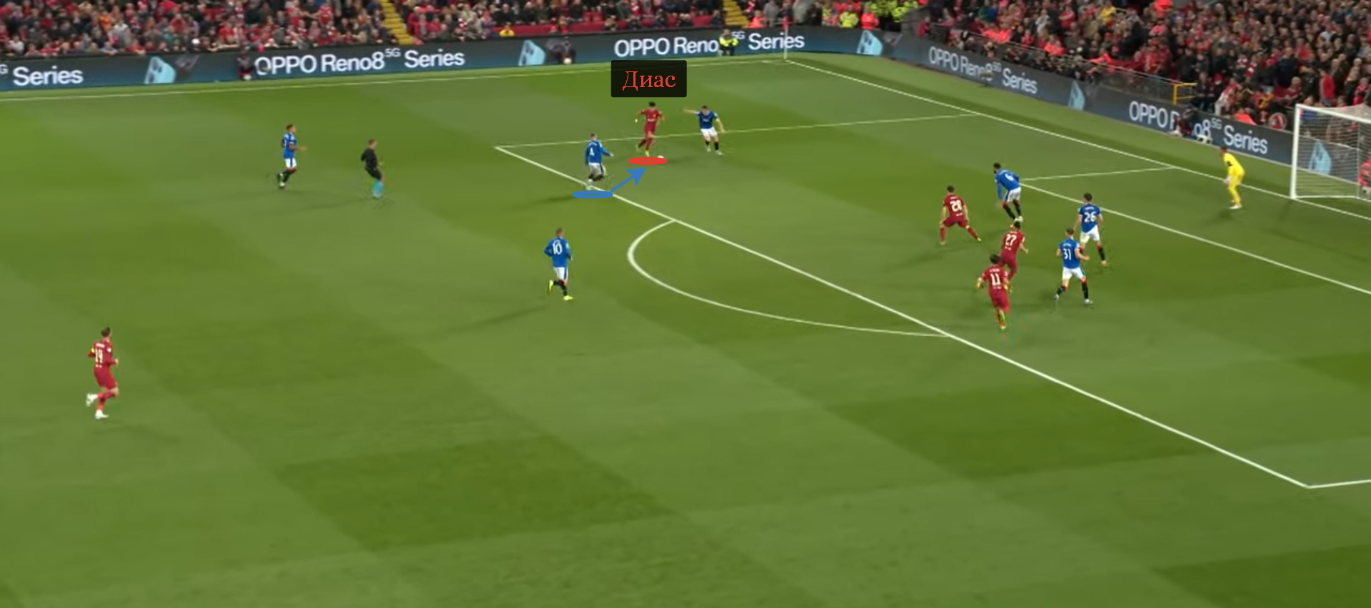 Диас пользуется тем, что в рамках переходной фазы «Рейнджерс» не выстроили защиту, атакует штрафную и зарабатывает пенальти