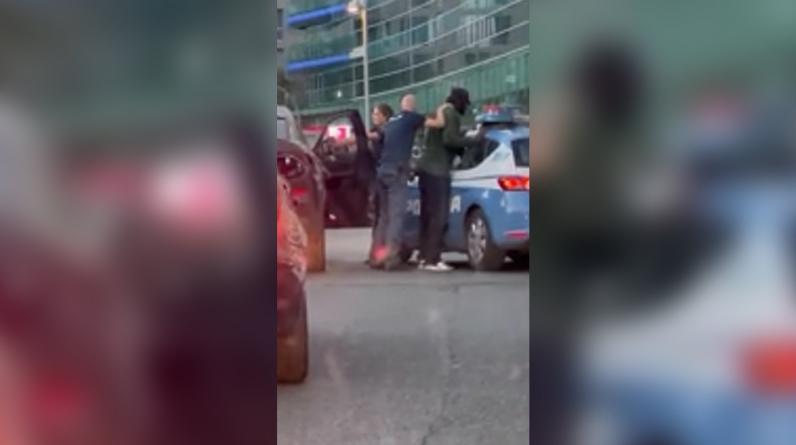 Бакайоко под дулом пистолета обыскали полицейские. Тиемуэ приняли за бандита
