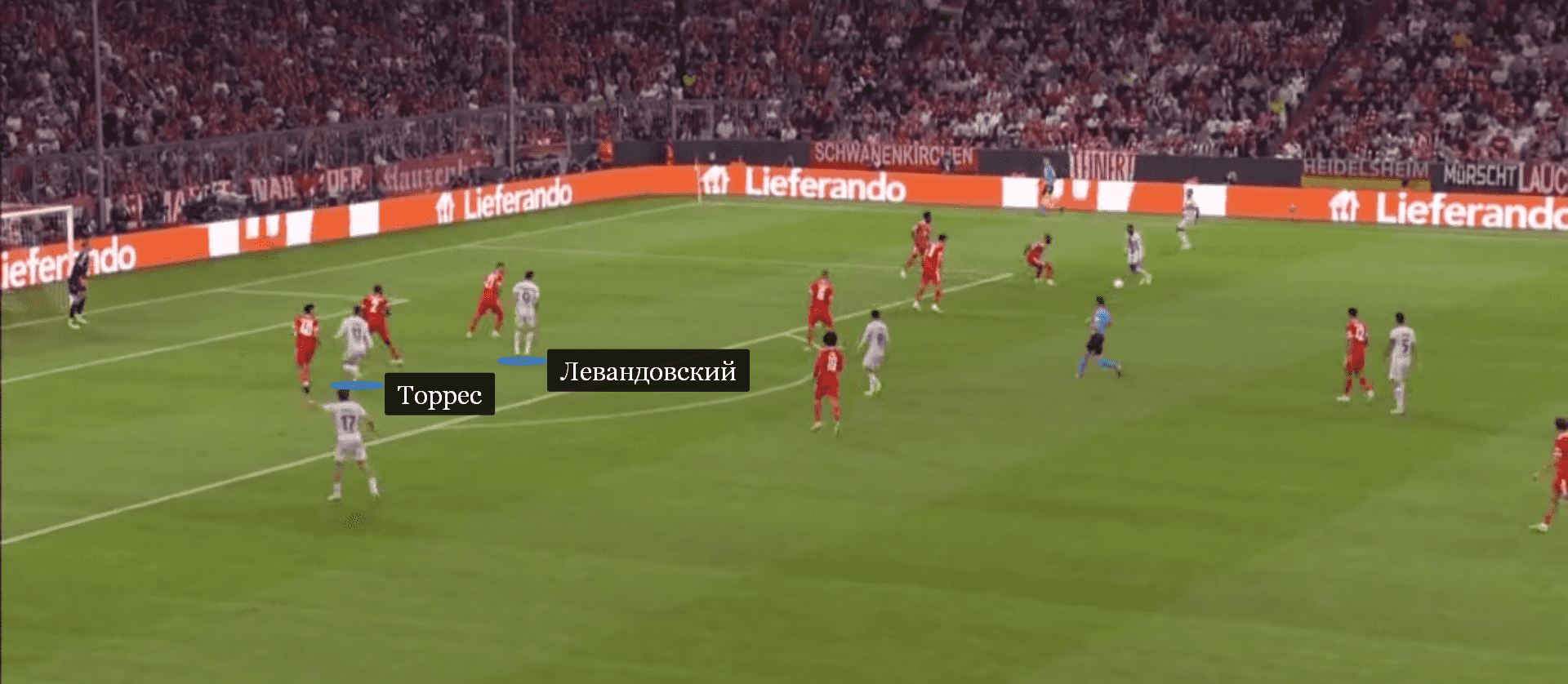 На мяче Торрес располагается как типичная девятка рядом с Левандовским