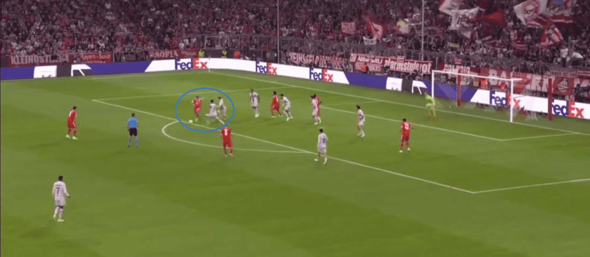 Бускетс переключился на Мюллера после преследования Сане и не успел к удару Горецки