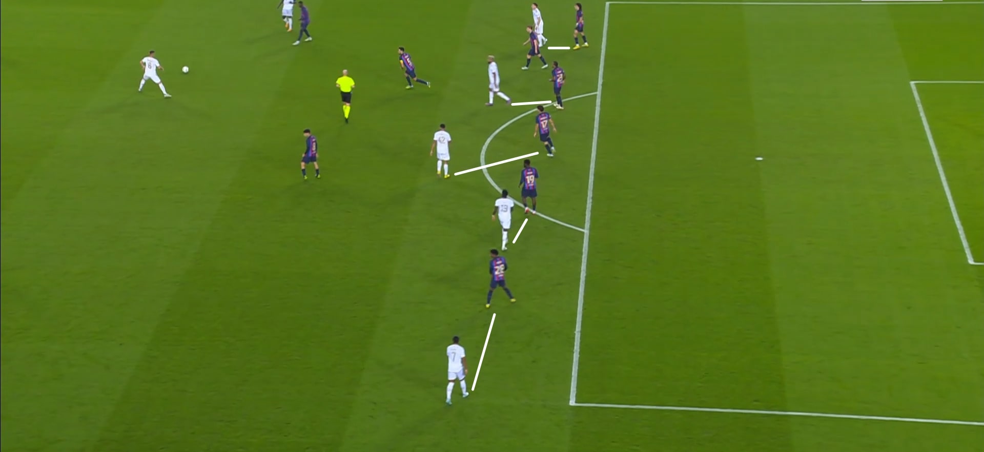 Перед отмененным голом Гнабри «Бавария» отвела по игроку на каждого защитника «Барсы»