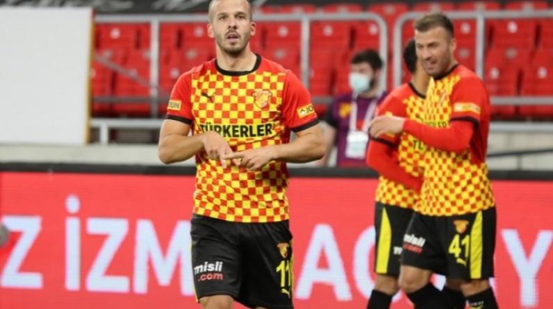 Фанат выбежал на поле и ударил вратаря по спине угловым флажком. Жесть в турецком футболе (ВИДЕО)