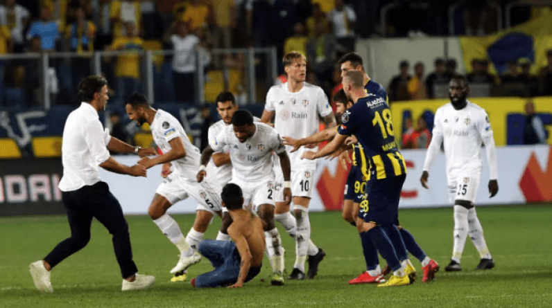 Болельщик атаковал игроков «Бешикташа» после финального свистка. Жесть в турецкой лиге