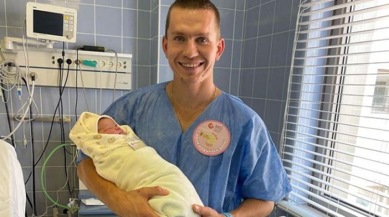 Большунов рассказал, что дочь добавляет ему мотивации, и показал видео с тренировки