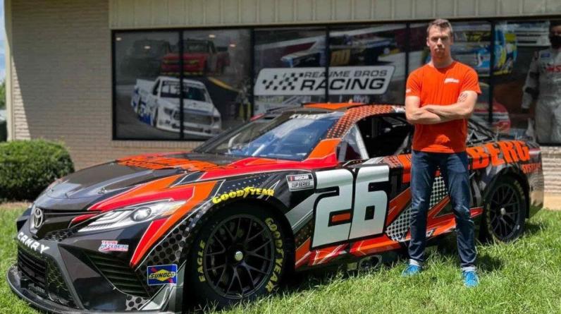 Бывший пилот «Формулы-1» Квят дебютирует в NASCAR. Он заявлен под российским флагом