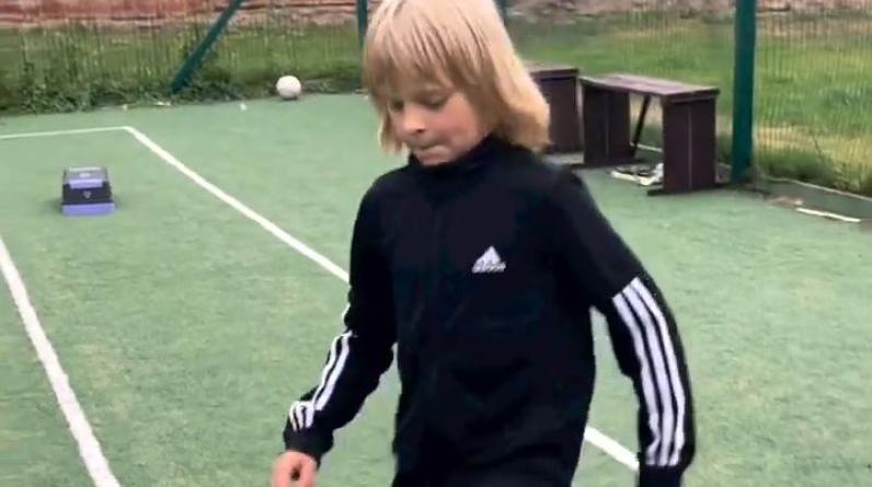 Cаша Плющенко выполнил финт Неймара на футбольной тренировке