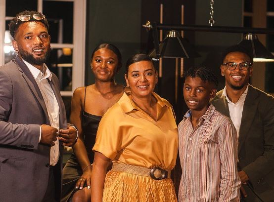 Лоис Опенда, его его родители и брат с сестрой