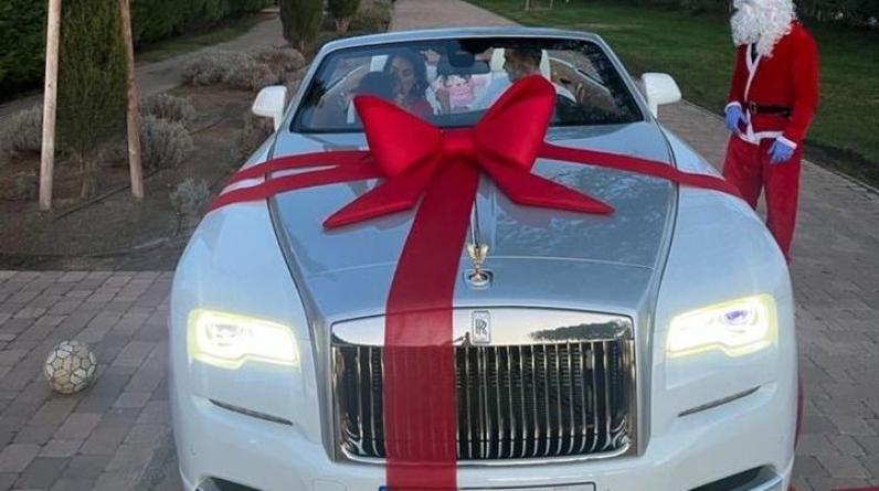 Джорджина подарила Роналду на Рождество Роллс-Ройс, перевязанный лентой. Криш поблагодарил