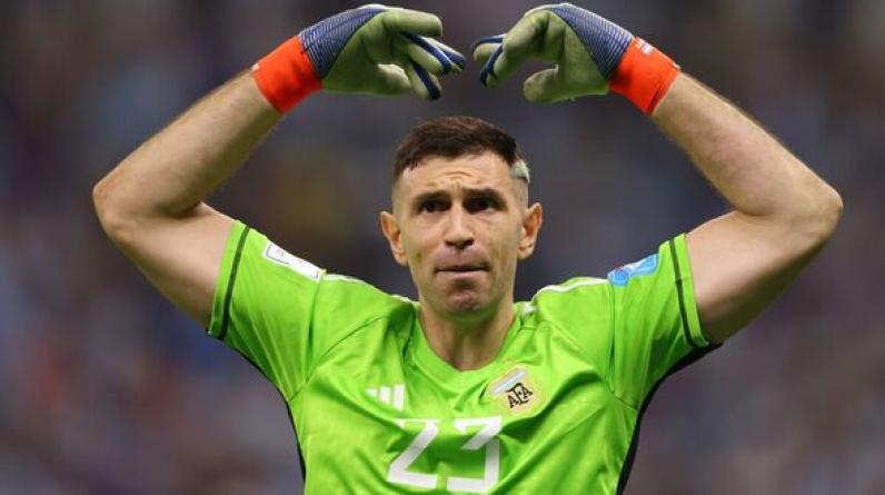 Мартинес мочит еще одного французского игрока. Во Франции подали официальную жалобу на вратаря