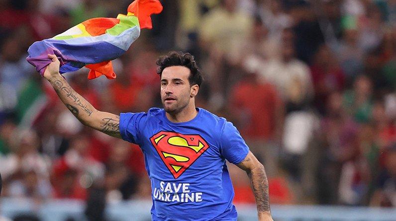 Фаната, который выбежал на поле с радужным флагом, депортировали из Катара