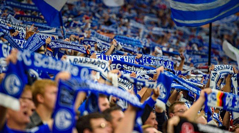 Фанат удержал 7 стаканов пива на голове на матче «Шальке»