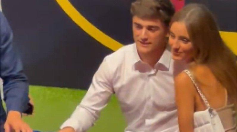 Фанатка дала Гави номер телефона на церемонии подписания контракта с «Барселоной»