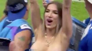 Фанатка, которая обнажила грудь на финале ЧМ-2022, избежала наказания от властей Катара