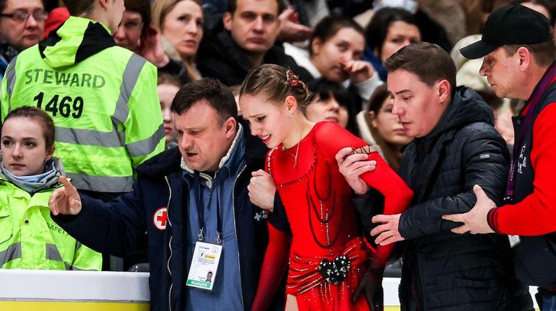 Фигуристка Зинина, получившая травму на льду, проведет в больнице неделю