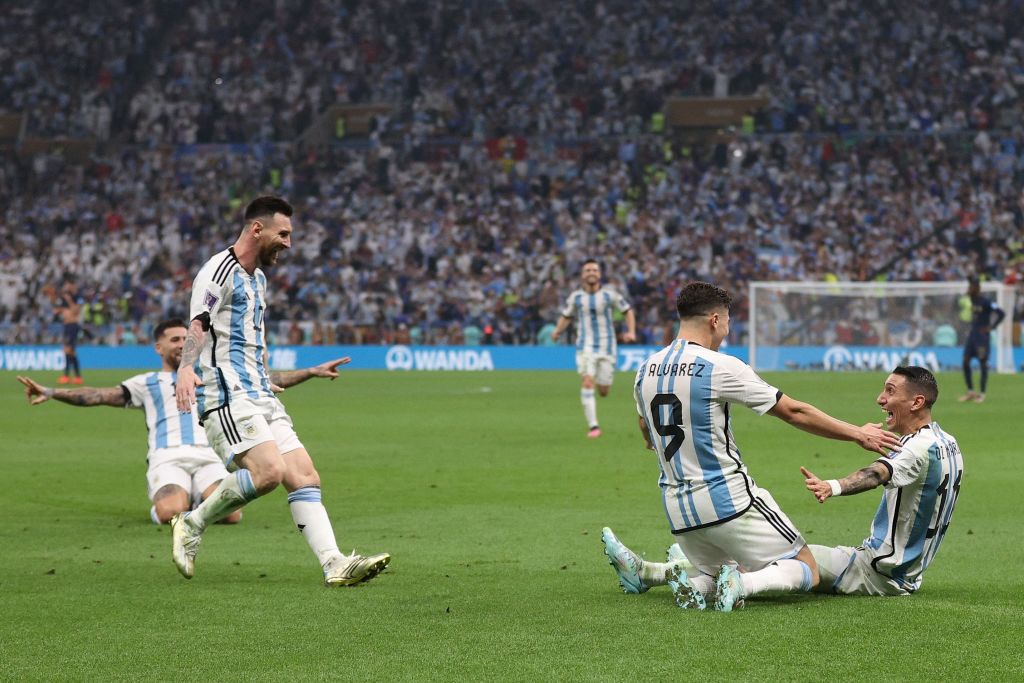 Сборная Аргентины отмечает гол