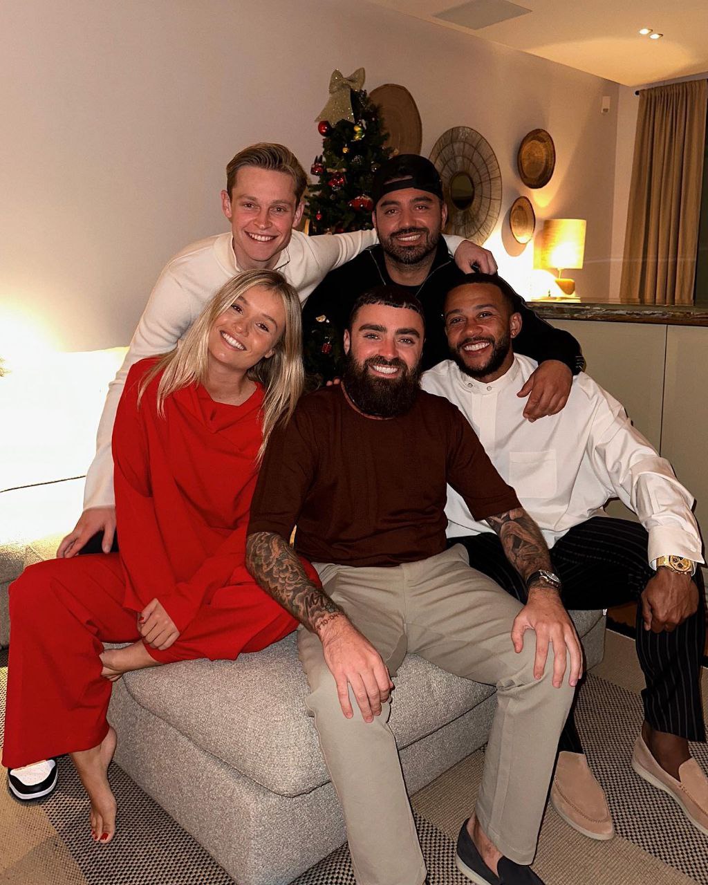 Френки де Йонг и Мемфис Депай с друзьями