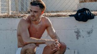 Грилиш оседлал верблюда, в отеле нашли картину с единорогом. Как сборную Англии встретили в Катаре