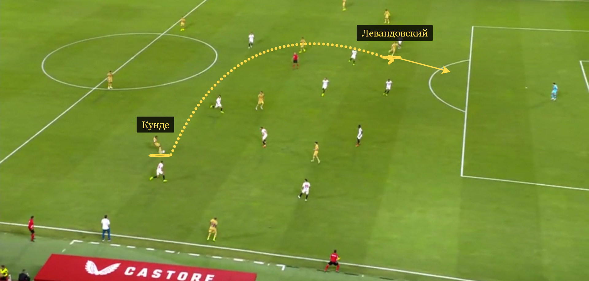 Левандовский включается в штрафную под навес Кунде после смещения к левому флангу