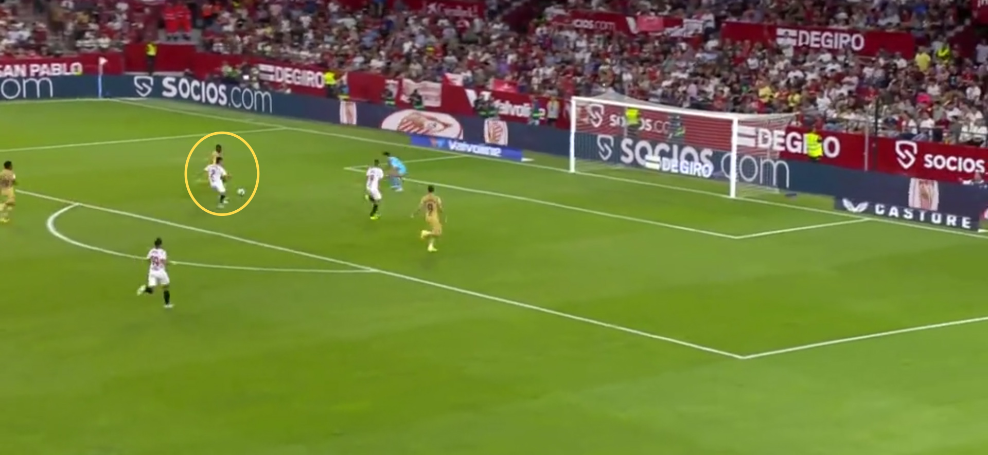 Дембеле наносит удар из штрафной «Севильи» после того как самостоятельно развил контратаку