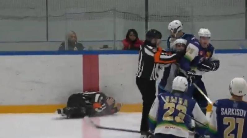 Хоккеист пнул клюшкой судью в любительской лиге. Полиция уже разбирается