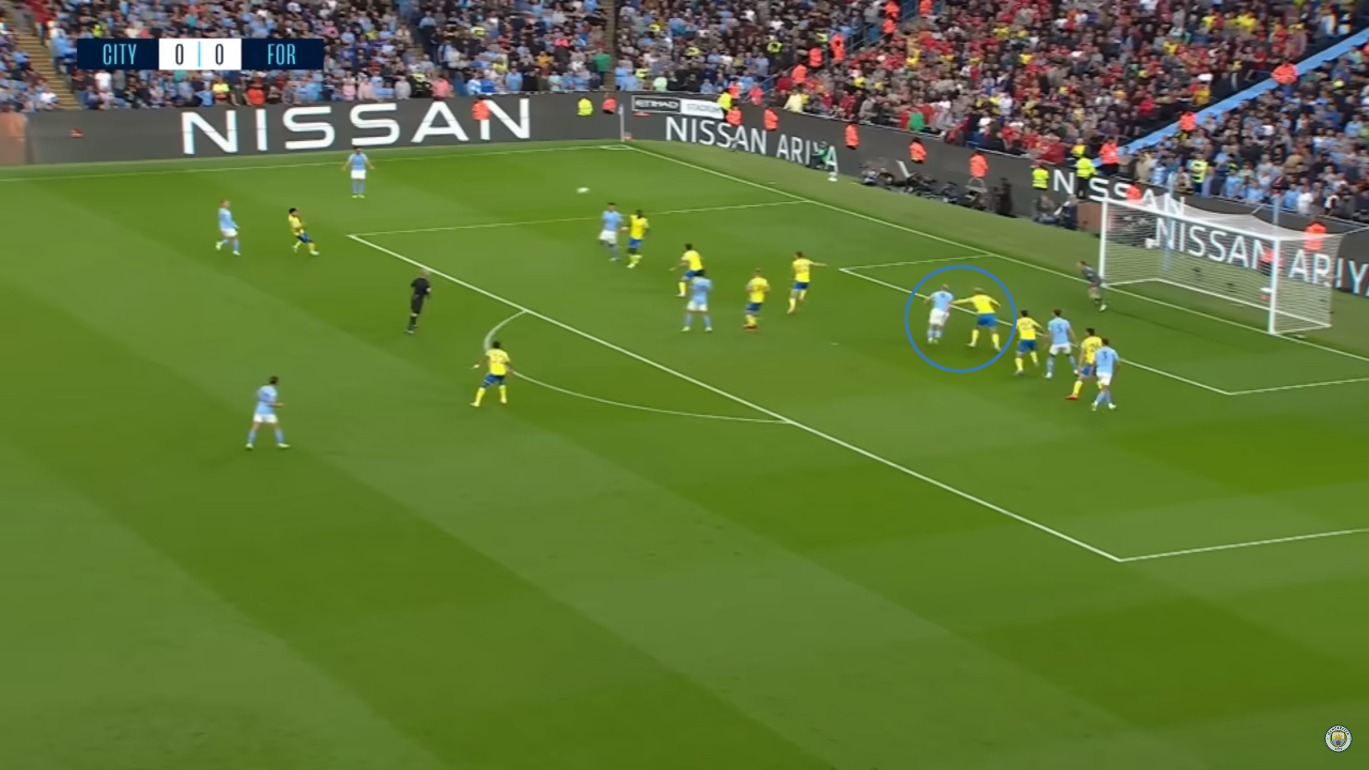 Холанн в силовой манере отрывается от защитника перед первым голом «Ноттингему»