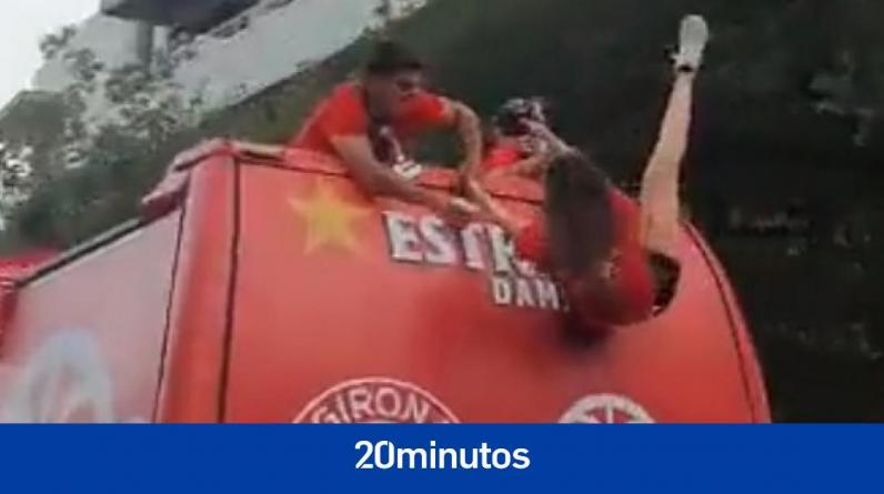 Игрок «Жироны» спас жизнь фотографу. Девушка выпала из автобуса во время парада