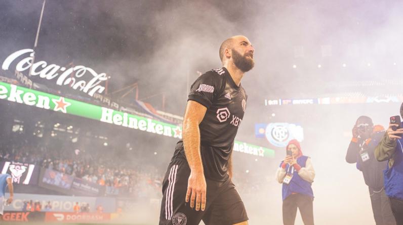 Игуаин завершил карьеру и расплакался на поле. Аргентинец играл за «Интер Майами» с 2020 года