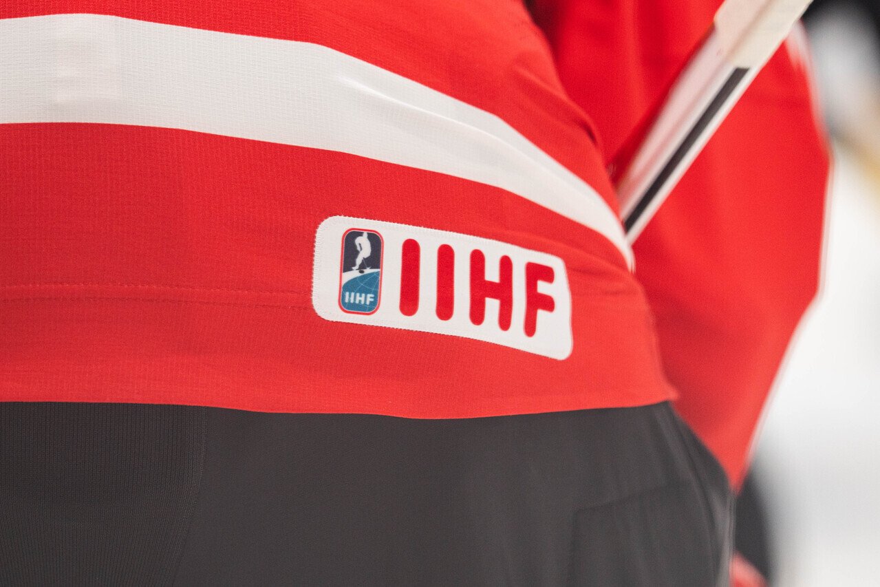 IIHF продлила отстранение российских сборных на 2027 год