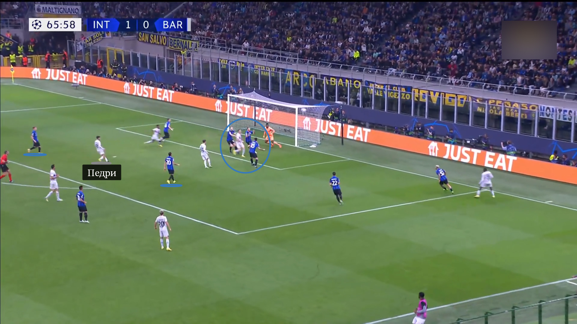 Пока Де Врей и Шкриньяр следили за Левандовским, а Бастони задержался на ближней штанге, Чалханоглу и Барелла не прикрыли Педри