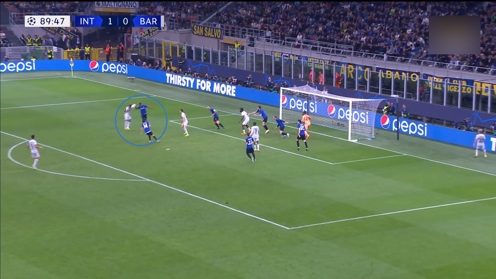 «Интер» вновь допускает пространство под второй темп «Барсы» из-за низкого расположения защитников и невнимательности опорников