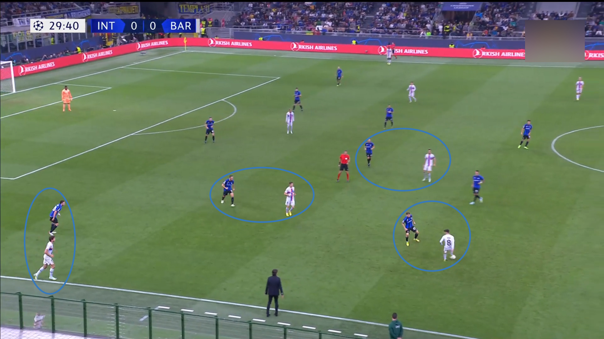 Плотная защита «Интера». «Барселоне» не удается раздвинуть чужую оборону даже смещением Левандовского и высокой позицией Алонсо