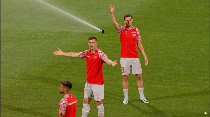 Испанцы облили соперников водой во время разминки к матчу Лиги наций. Швейцарцы отомстили