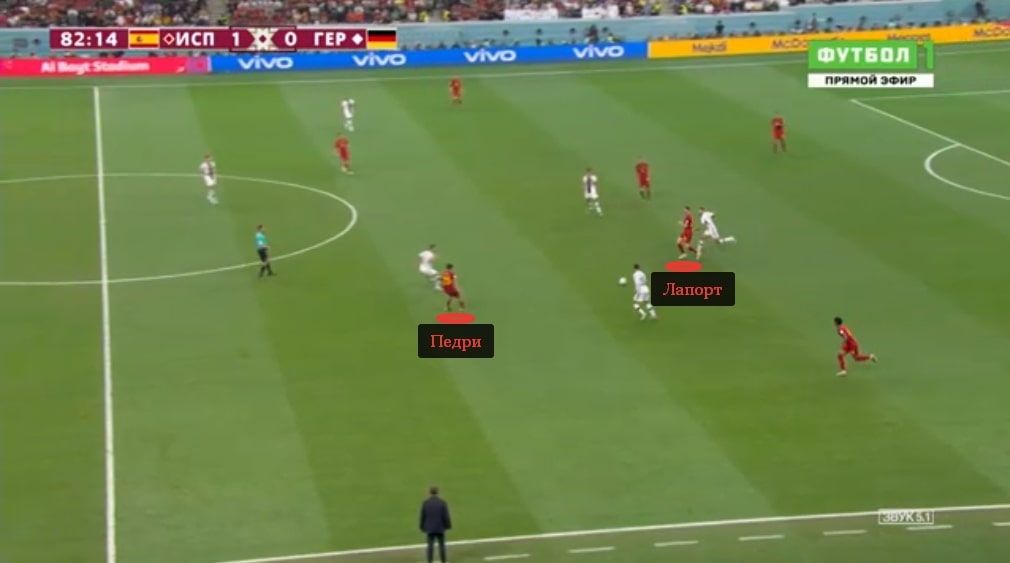 Перед голом немцев Педри открылся под пас от Лапорта из-под давления, но Эмерик обрезал передачу