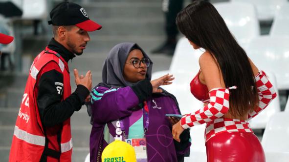 Ивана Кнолль со стюардами на стадионе