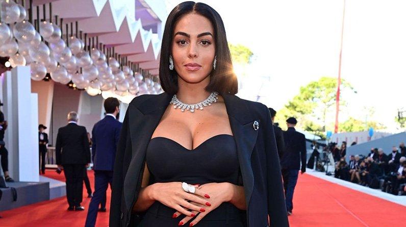 «Я на мели и волнуюсь за детей». Невестка Роналду обвинила Джорджину в том, что модель разорила ее