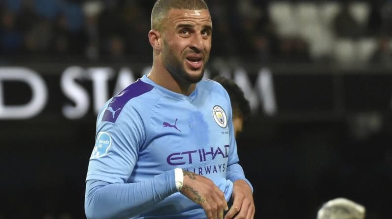 Кайл Уокер чуть не снес голову одноклубнику мощным вбрасыванием (ВИДЕО)