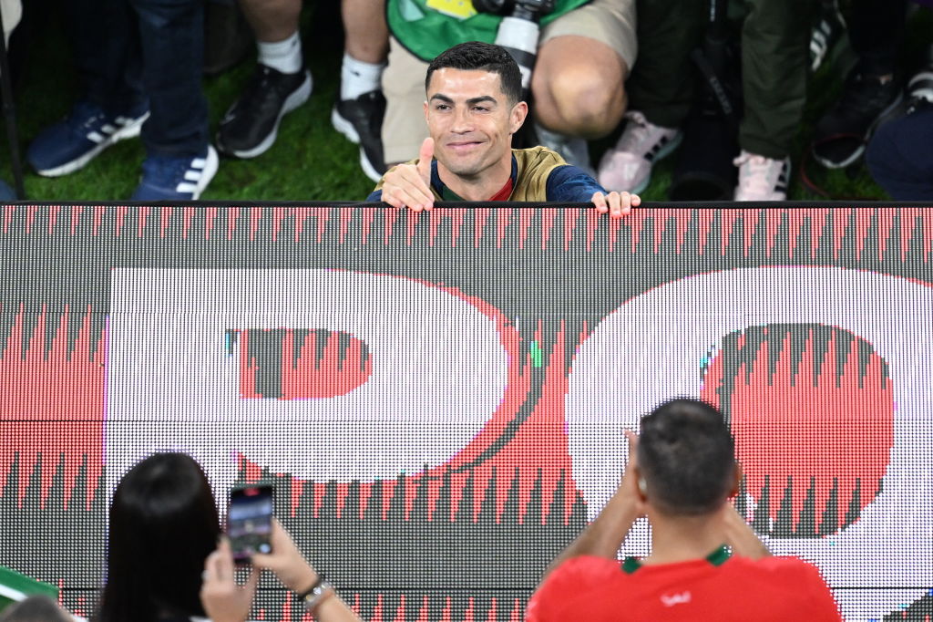 Роналду улыбается журналистам