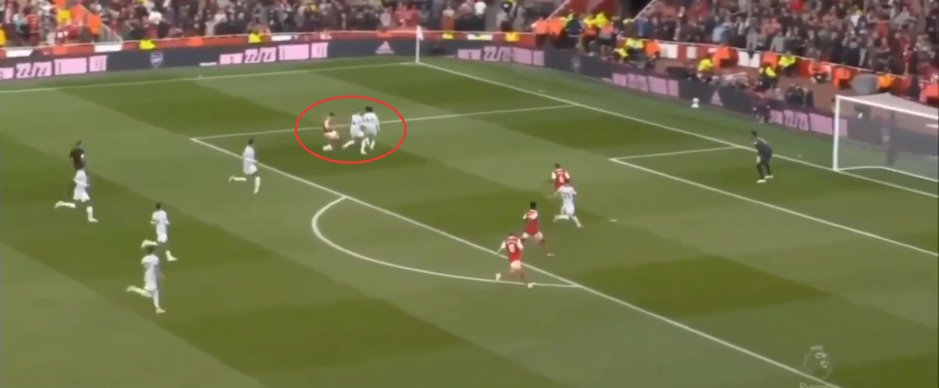 В рамках второй голевой атаки Мартинелли столкнулся с двумя соперниками, но убрал мяч и выдал ассист на Сака