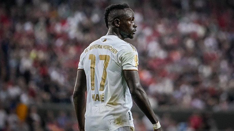 Мане подарил детям из родной сенегальской деревни более сотни футболок с автографами «Баварии»