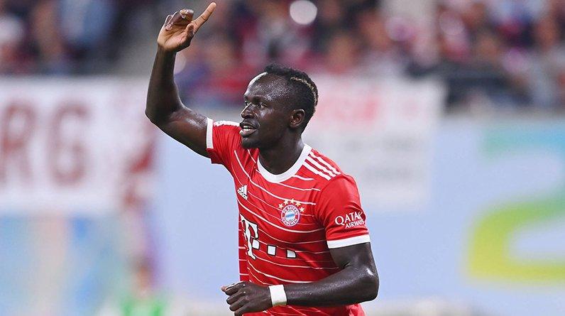 Мане раздал тысячу автографов на тренировке «Баварии». На это у форварда ушло 105 минут